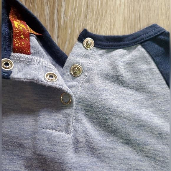 🇺🇲7 for All Mankind boys baby 3 pc outfit, distressed navy/ lt.blue 0-3M - Picture 12 of 14